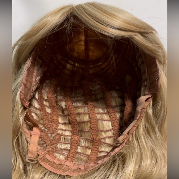 Short blonde synthetic wig - Picture 6 of 6